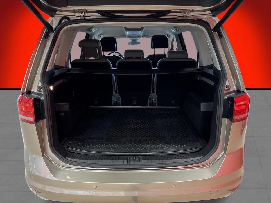 VOLKSWAGEN Touran 2016