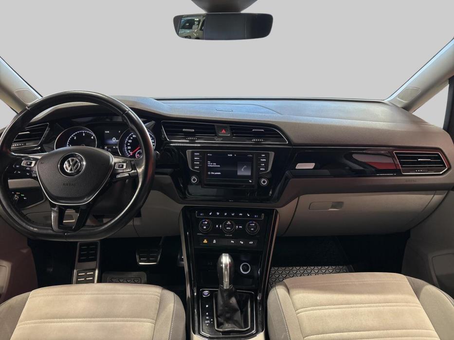 VOLKSWAGEN Touran 2016