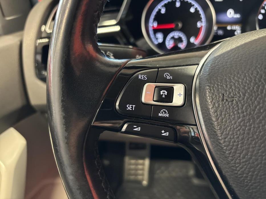 VOLKSWAGEN Touran 2016