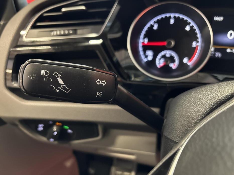 VOLKSWAGEN Touran 2016