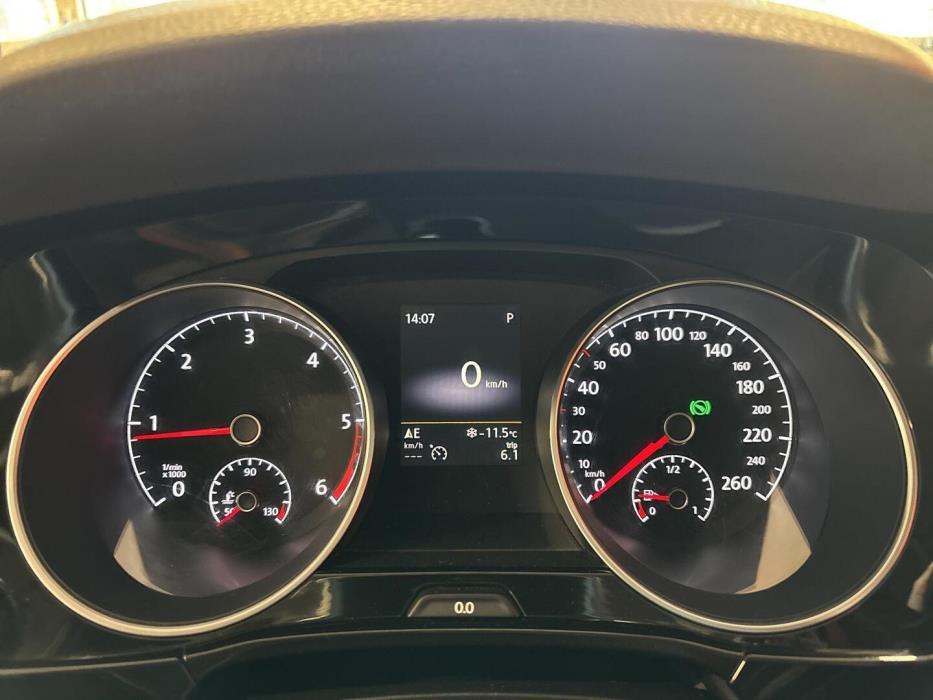 VOLKSWAGEN Touran 2016