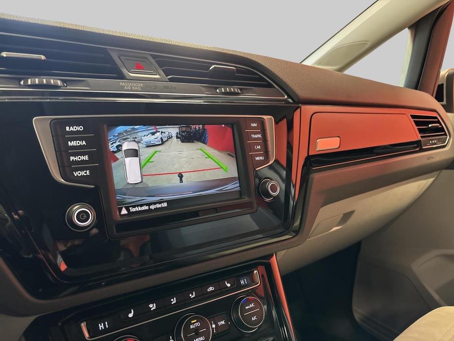 VOLKSWAGEN Touran 2016