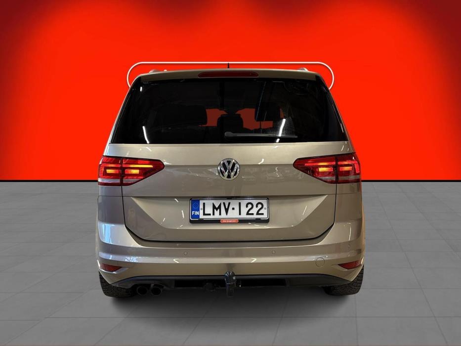 VOLKSWAGEN Touran 2016