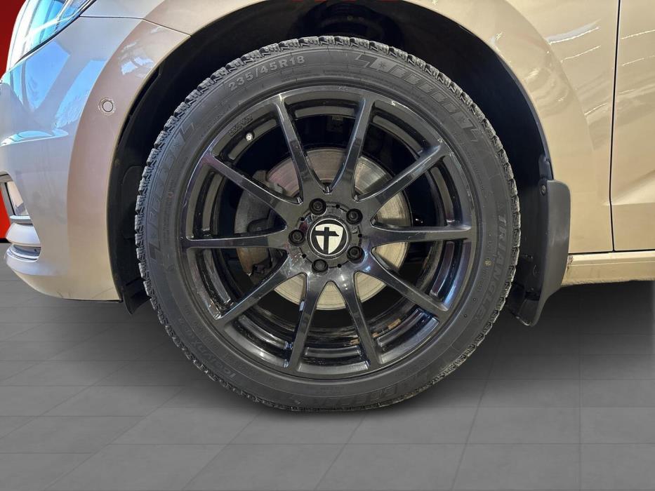 VOLKSWAGEN Touran 2016