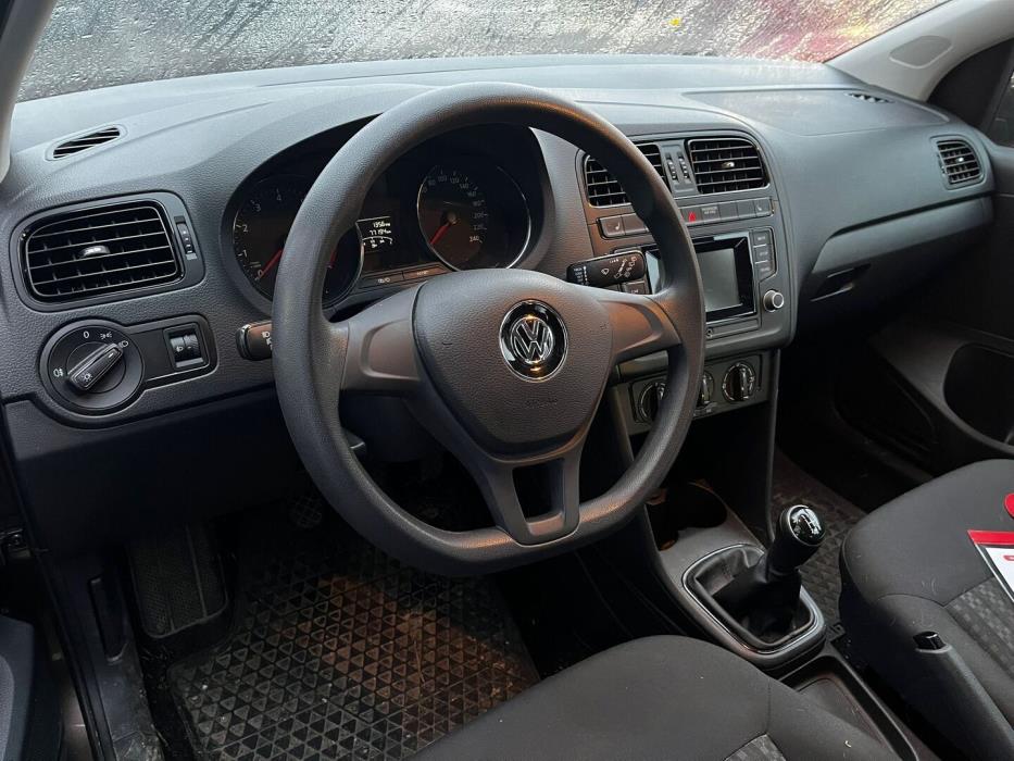 VOLKSWAGEN Polo 2016
