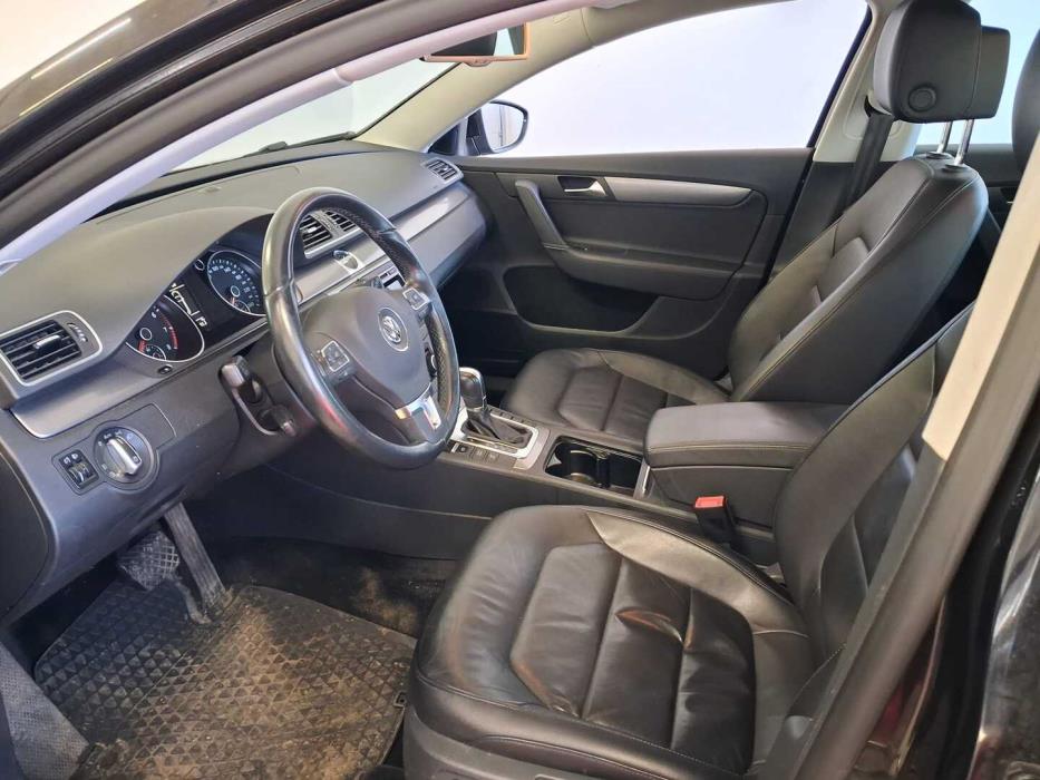 VOLKSWAGEN Passat 2011