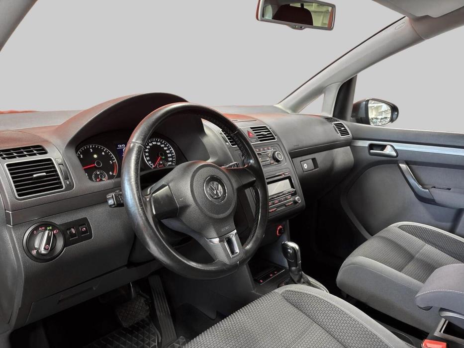 VOLKSWAGEN Touran 2011