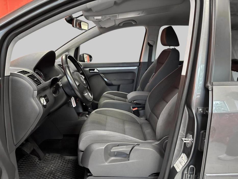 VOLKSWAGEN Touran 2011