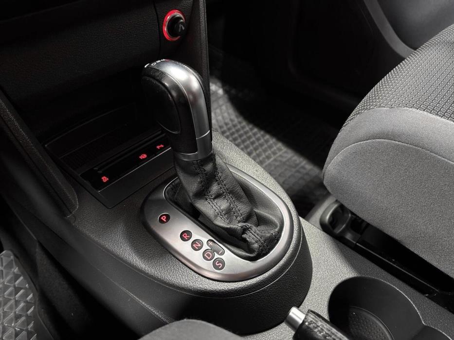 VOLKSWAGEN Touran 2011