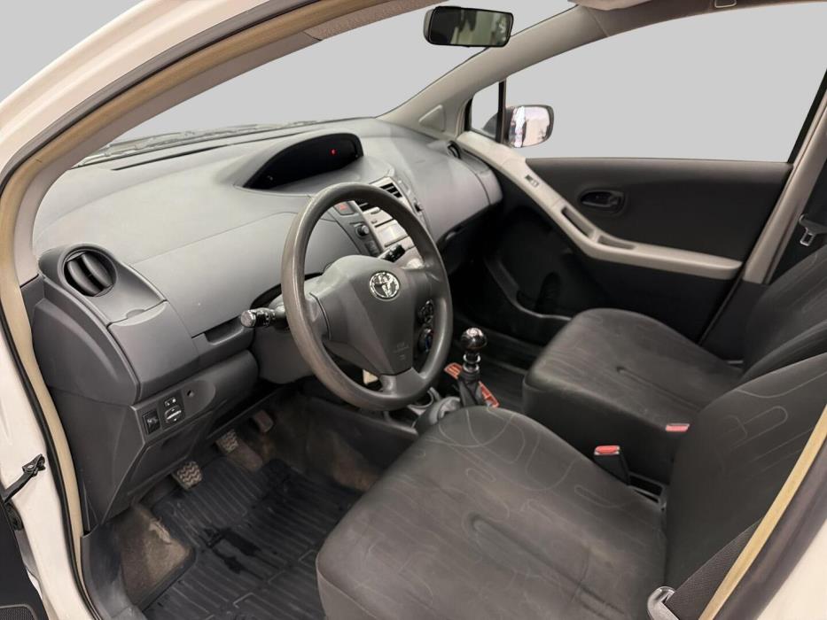 TOYOTA Yaris 2011