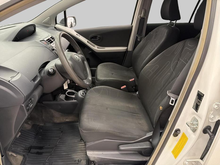 TOYOTA Yaris 2011