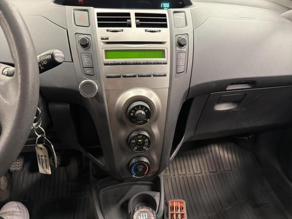 TOYOTA Yaris 2011