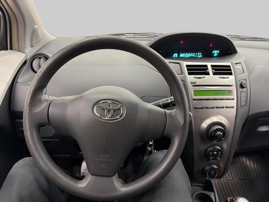 TOYOTA Yaris 2011
