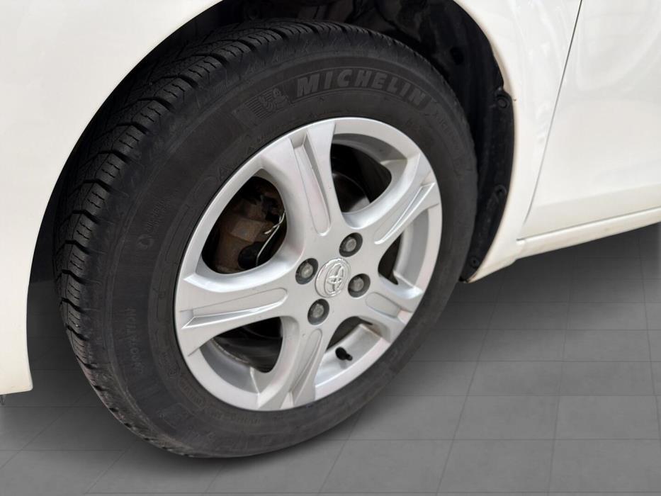 TOYOTA Yaris 2011