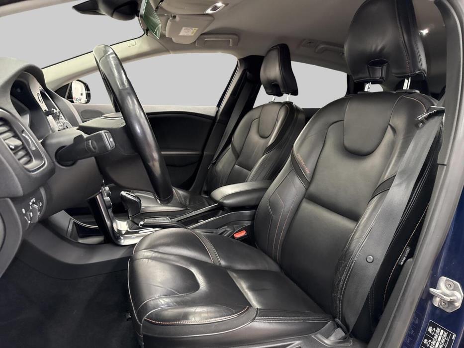 VOLVO V40 2015