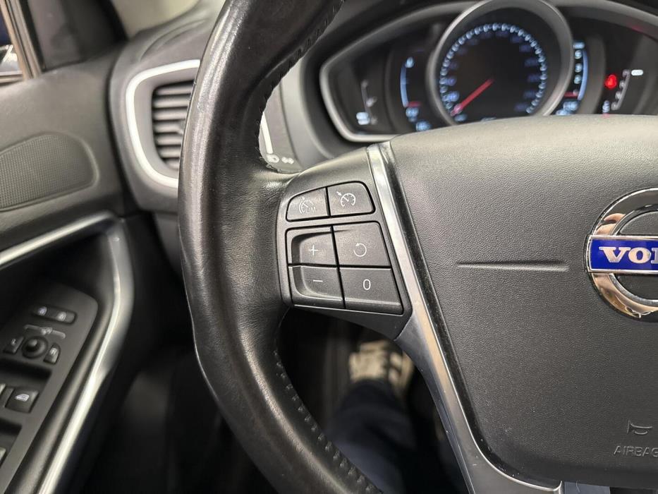 VOLVO V40 2015
