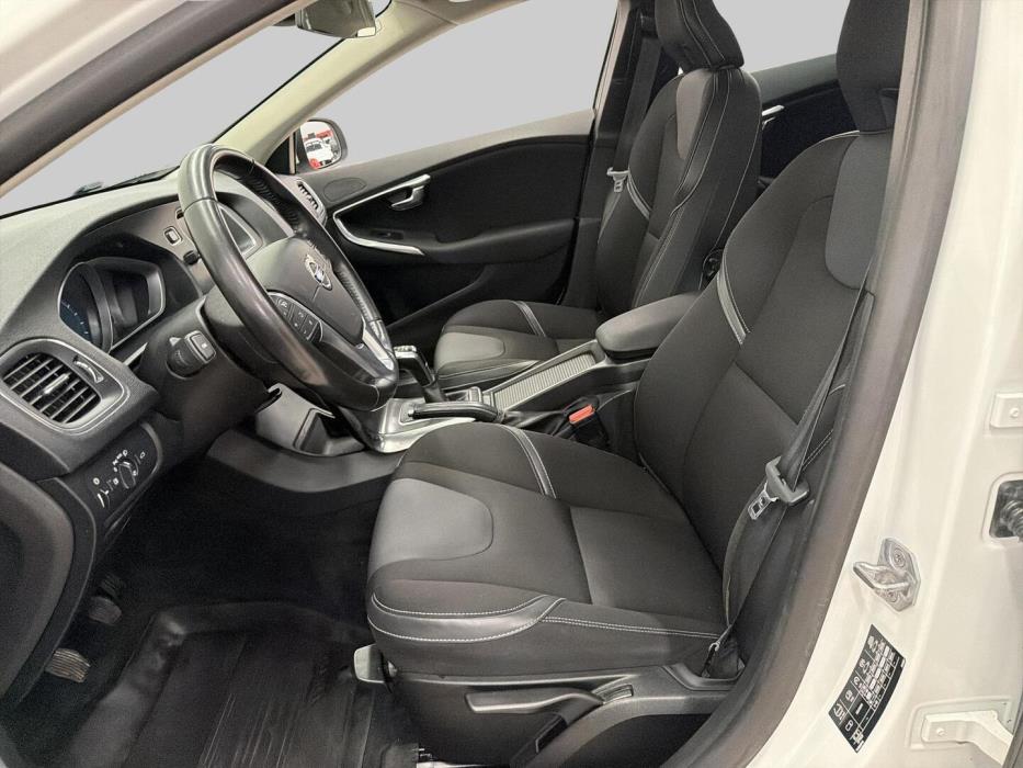 VOLVO V40 2015