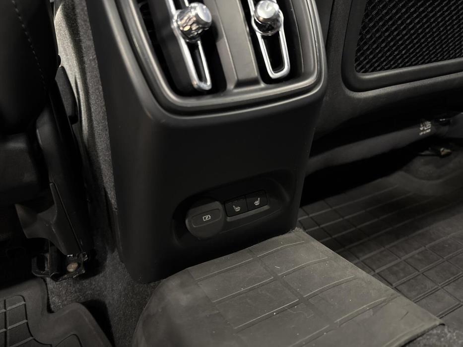 VOLVO XC40 2024