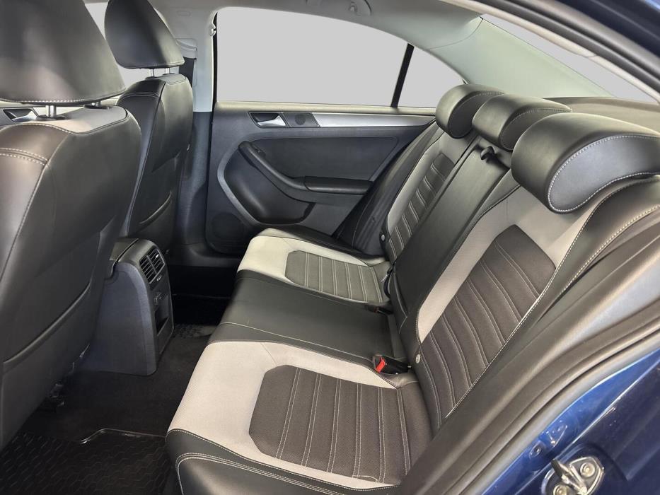 VOLKSWAGEN Jetta 2012