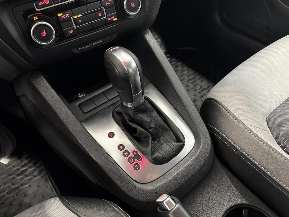 VOLKSWAGEN Jetta 2012