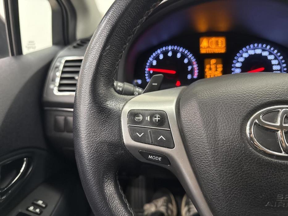TOYOTA Avensis 2013