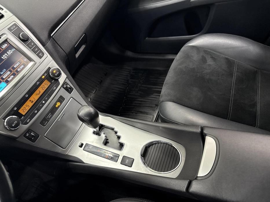 TOYOTA Avensis 2013