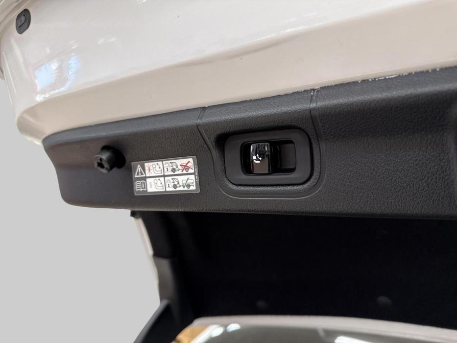 MERCEDES-BENZ EQE 2024