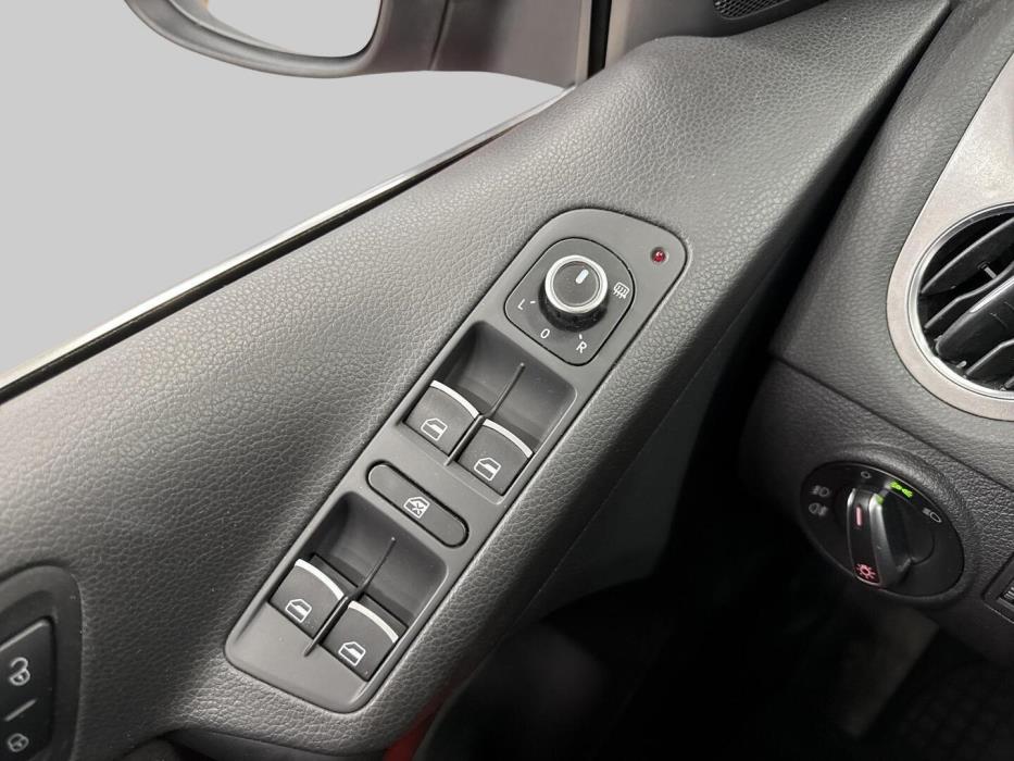 VOLKSWAGEN Tiguan 2011