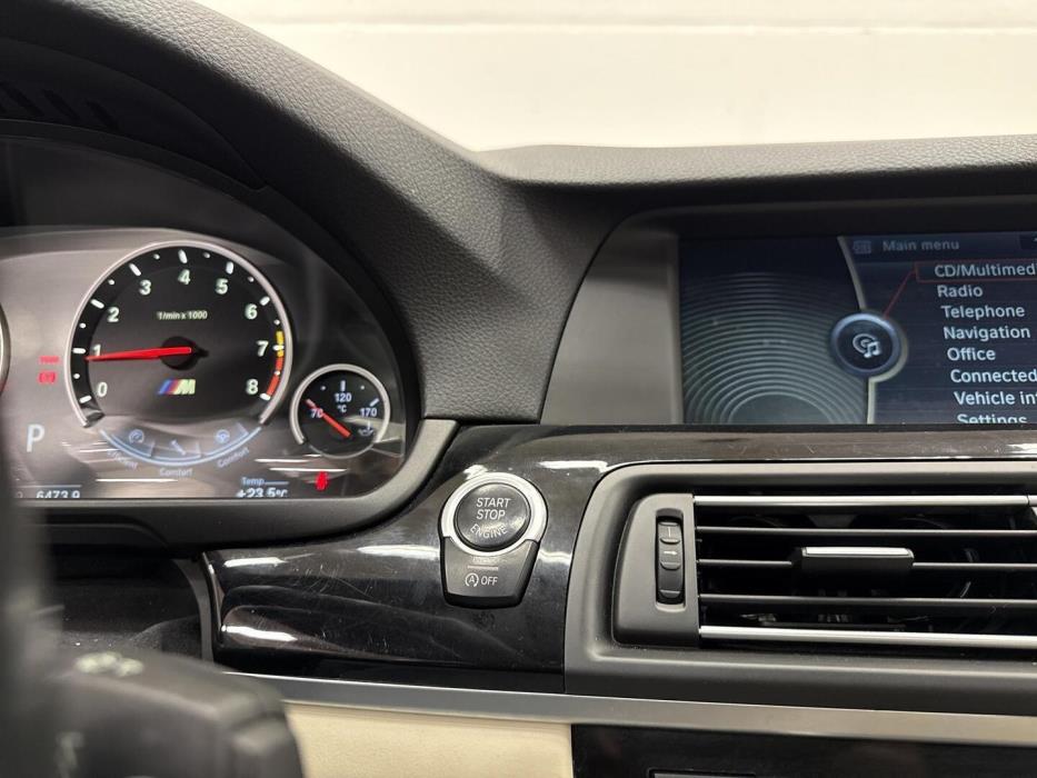 BMW M5 2011