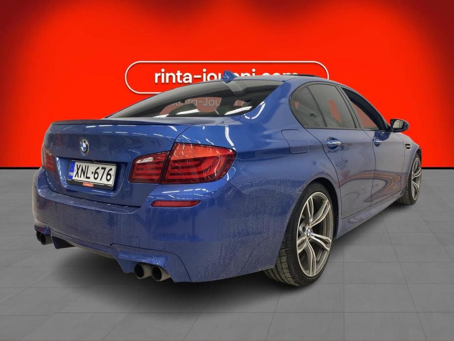 BMW M5 2011