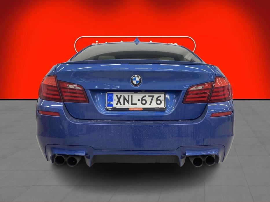 BMW M5 2011