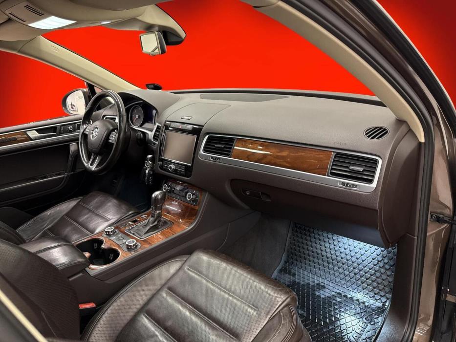 VOLKSWAGEN Touareg 2011