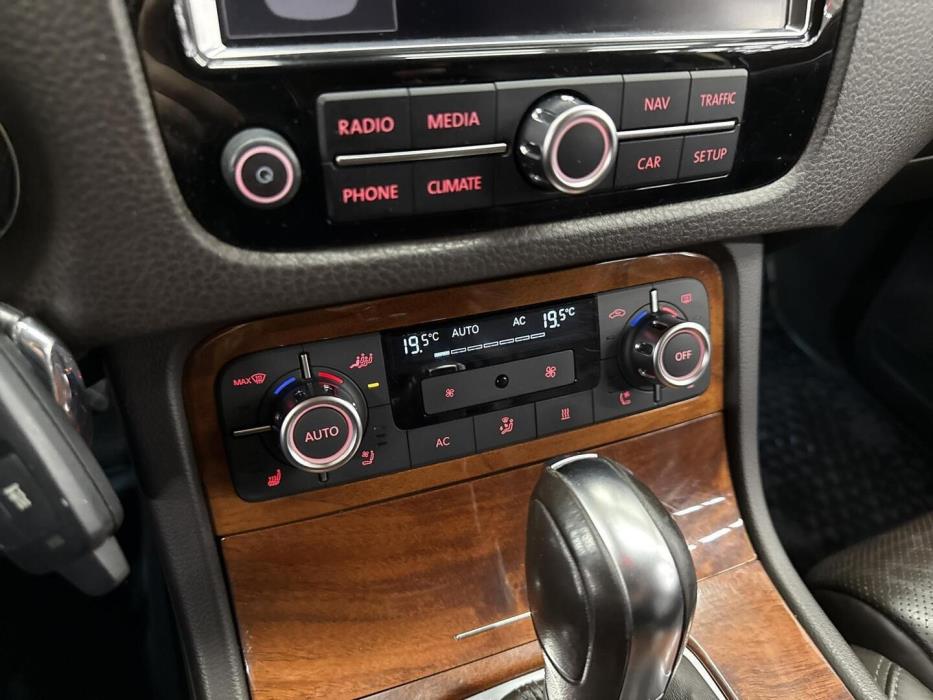 VOLKSWAGEN Touareg 2011