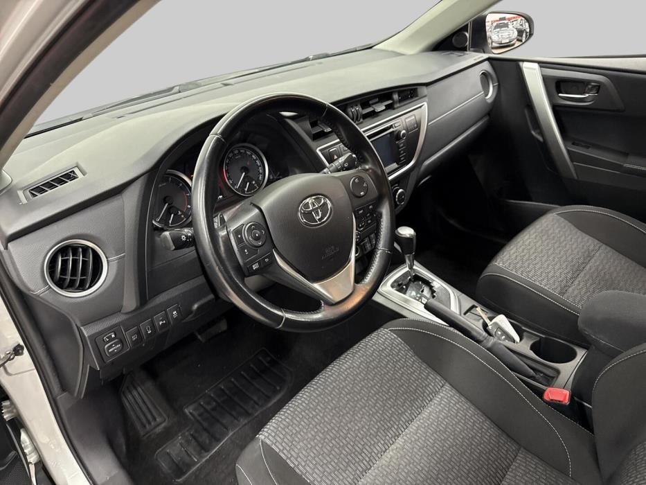 TOYOTA Auris 2015
