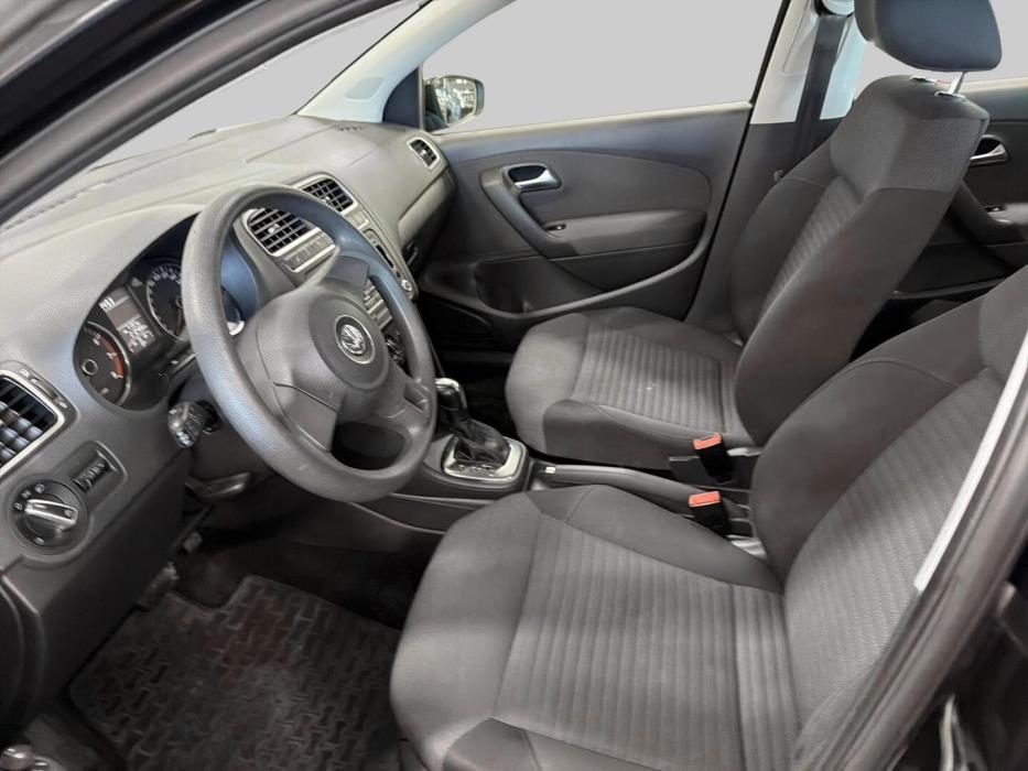 VOLKSWAGEN Polo 2012