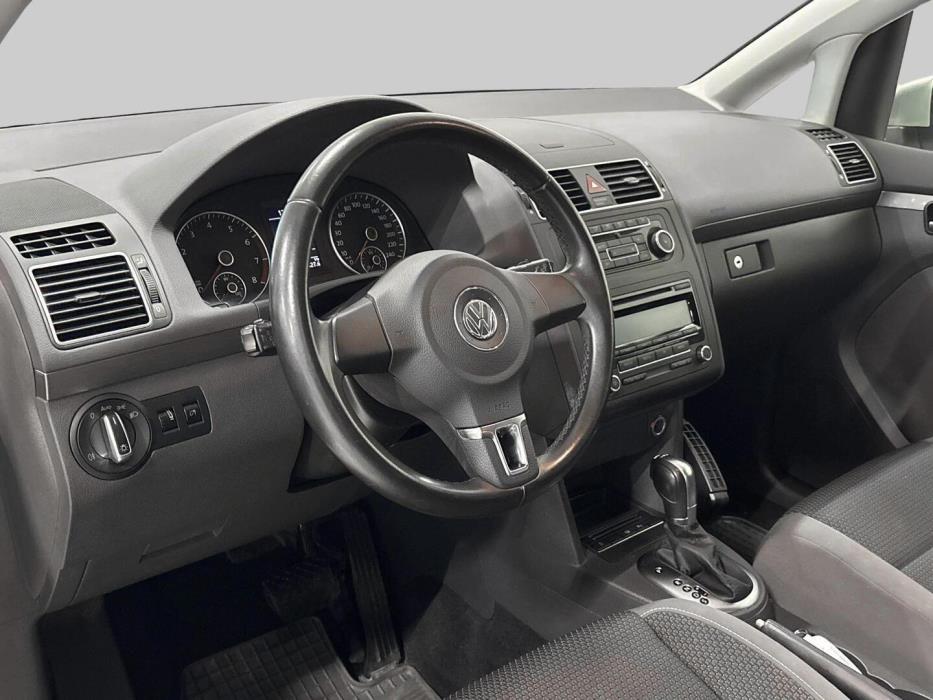 VOLKSWAGEN Touran 2011