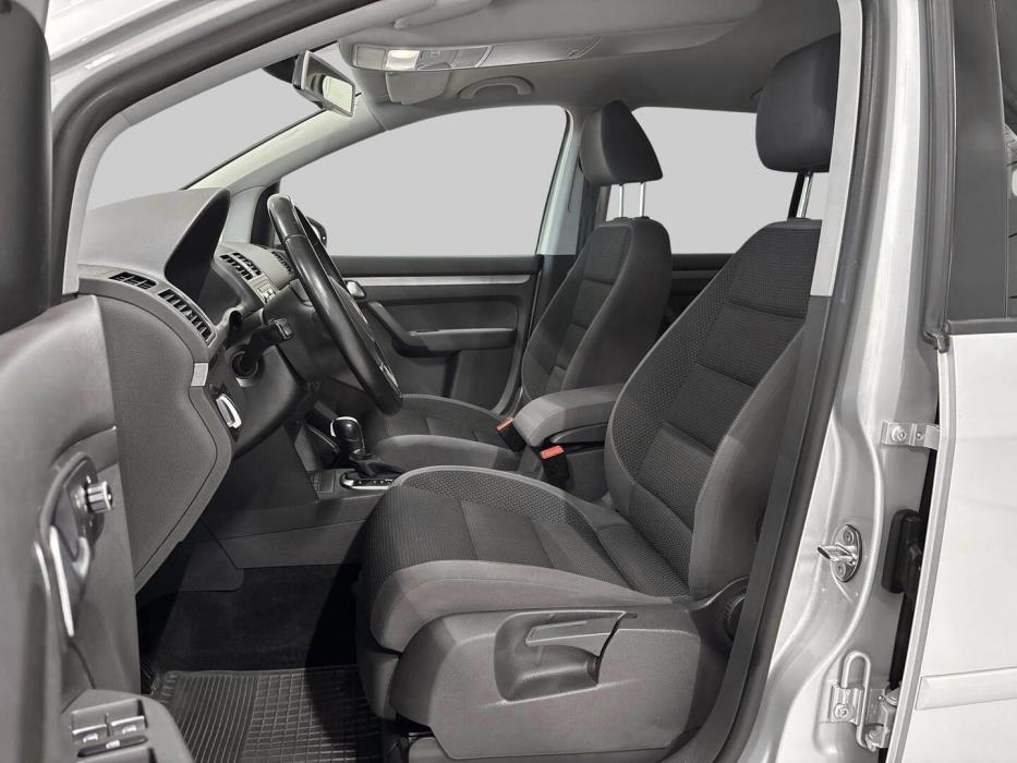 VOLKSWAGEN Touran 2011