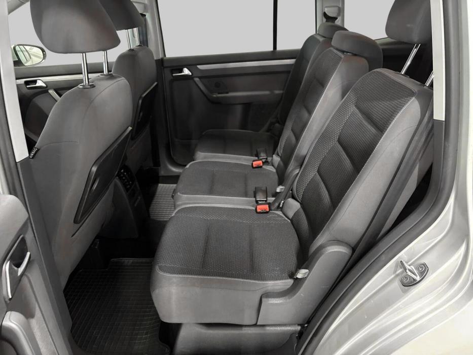 VOLKSWAGEN Touran 2011