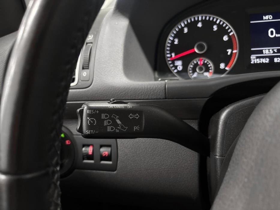 VOLKSWAGEN Touran 2011