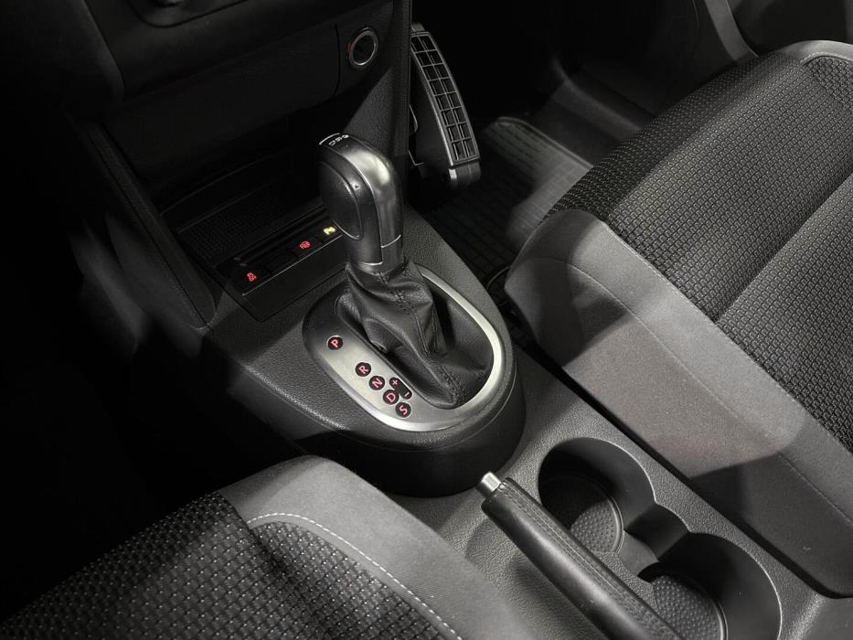 VOLKSWAGEN Touran 2011