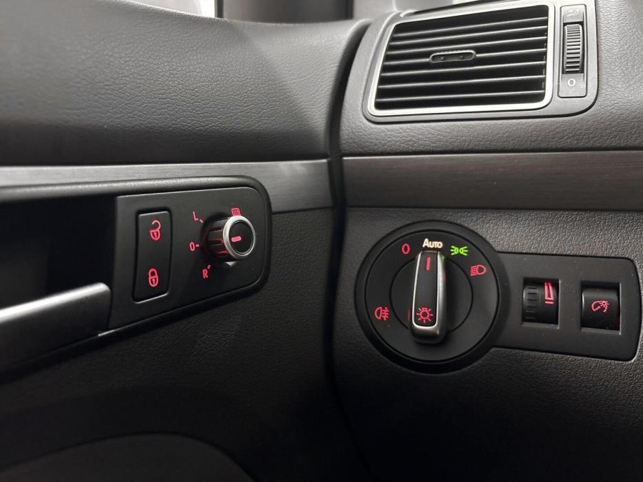 VOLKSWAGEN Touran 2011