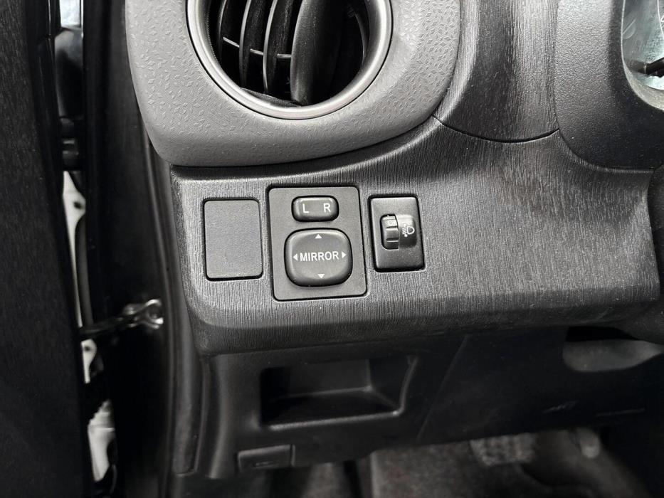 TOYOTA Yaris 2011