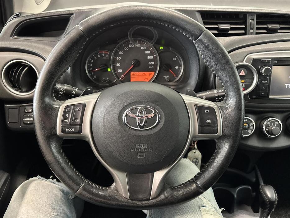 TOYOTA Yaris 2011
