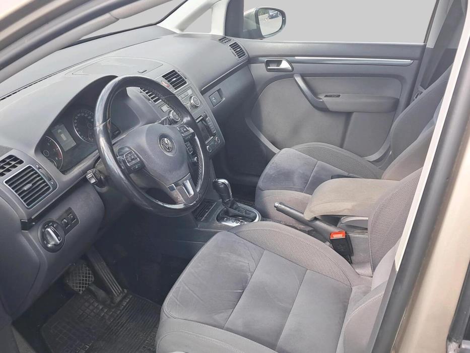 VOLKSWAGEN Touran 2013