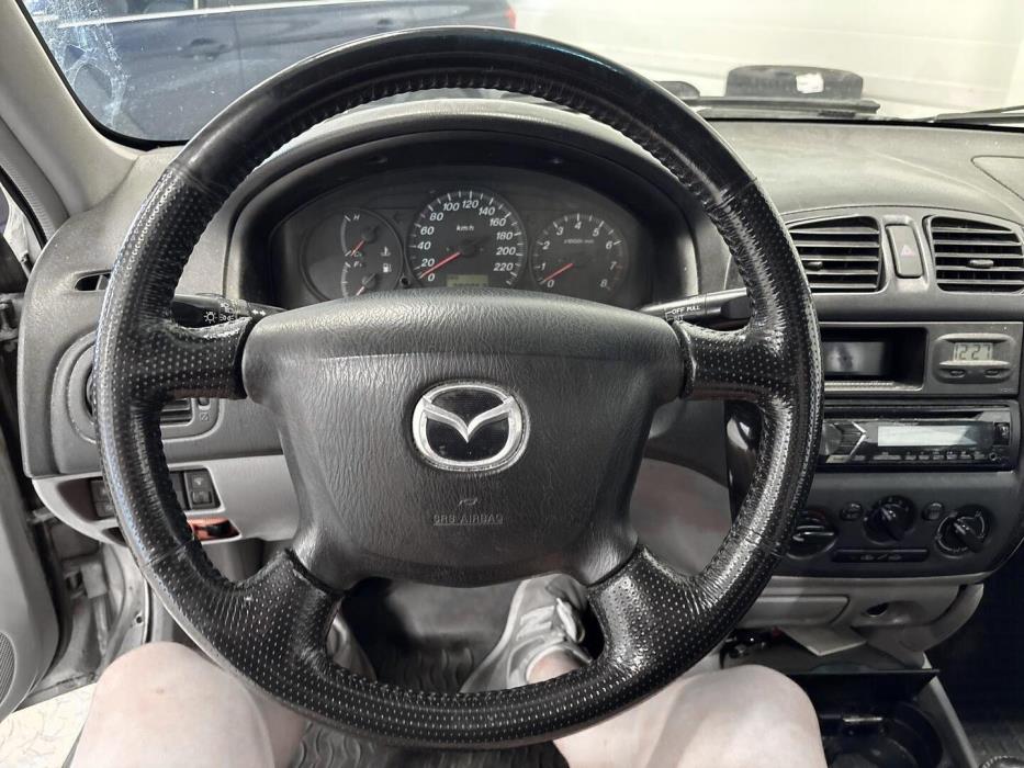 MAZDA 323 2001