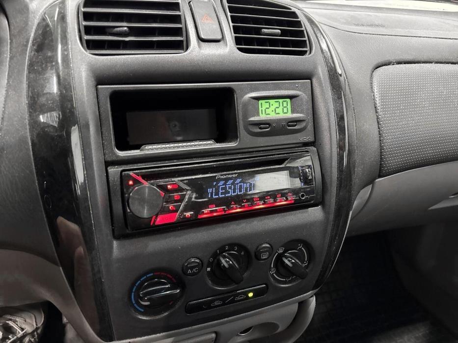MAZDA 323 2001