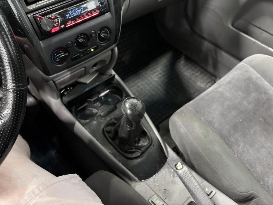 MAZDA 323 2001