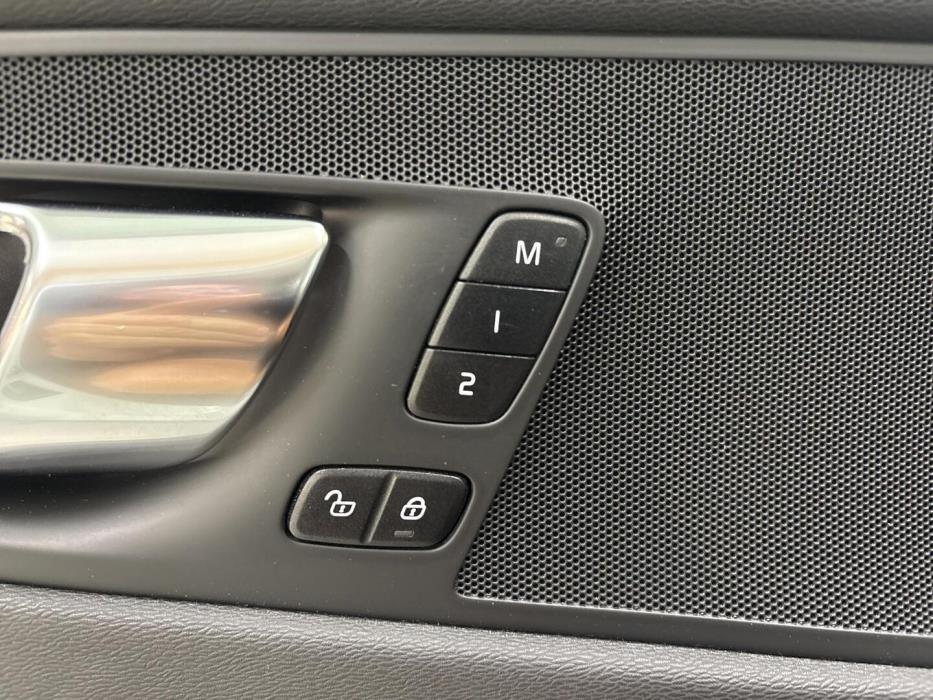VOLVO XC60 2021