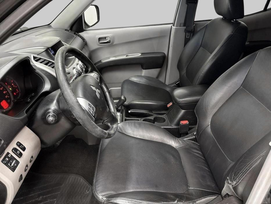 MITSUBISHI L200 2011