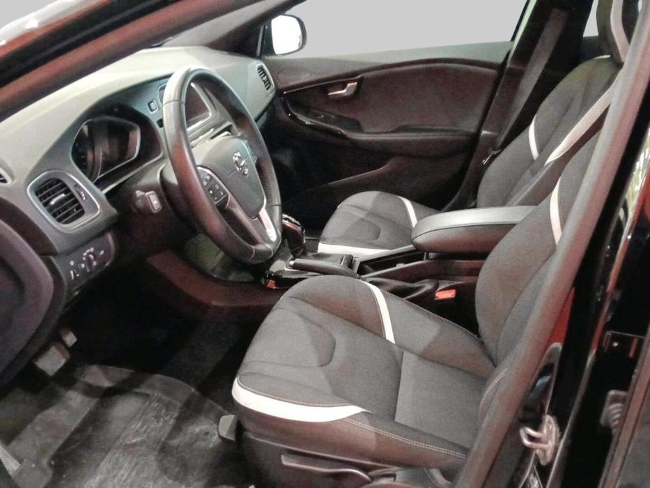 VOLVO V40 2019